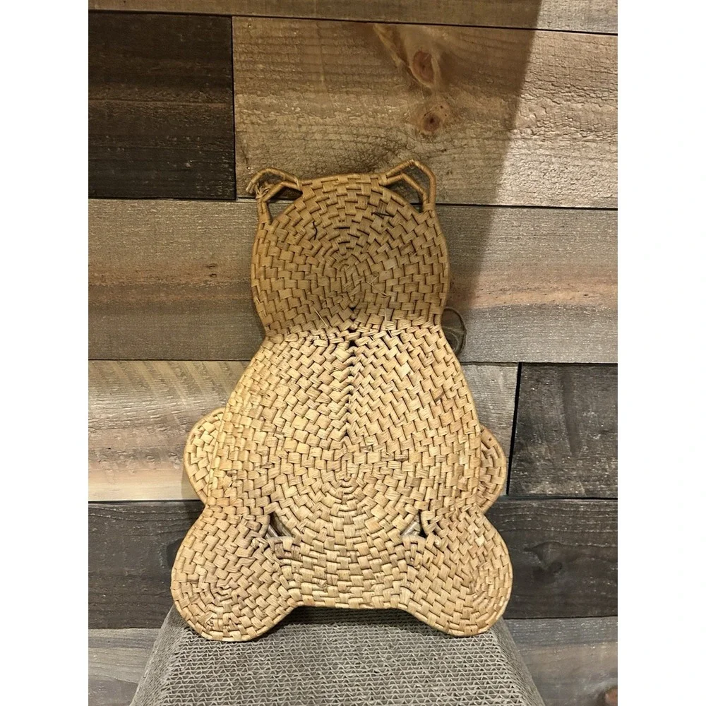 Vintage Straw Raffia Teddy Bear Wall Pocket Holder With 5 Pot Or‎ Pan Coasters